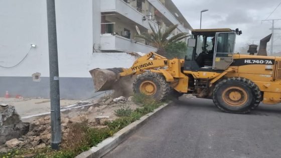 سلطات الدار البيضاء تهدم بنايات لتشييد خط “قطار ملعب بنسليمان”