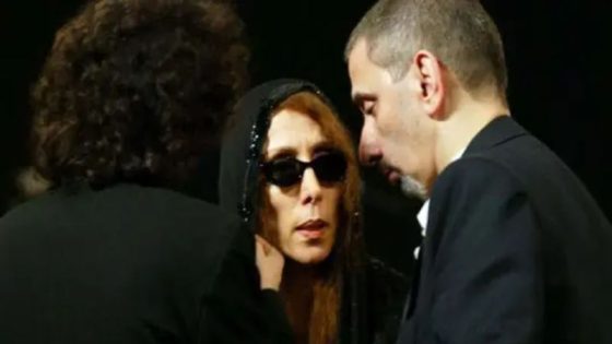 لحظة وصول “فيروز” لإلقاء نظرة الوداع على نجلها زياد الرحباني -فيديو