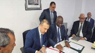 بحضور السفير شبار.. التوقيع بنواكشوط على تنفيذ اتفاقية الربط الكهربائي بين المغرب وموريتانيا