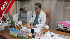 “صيادلة المغرب” يرتدون الشارات السوداء ويُلوحون بالاحتجاج أمام وزارة الصحة -فيديو