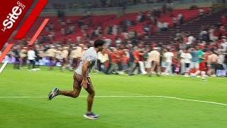 مشجعون يقتحمون الملعب لالتقاط صور بعد مباراة المغرب والنيجر والأمن يتدخل لإخلائه -فيديو