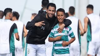 مبادرة إنسانية من الرجاء تجاه الطفل علاء الذي قبل شعار النادي -صور