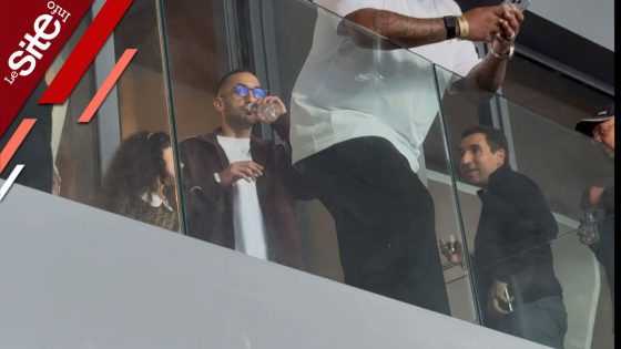 زياش حاضر في الديربي رفقة والدته ويدعم الوداد أمام الرجاء- فيديو