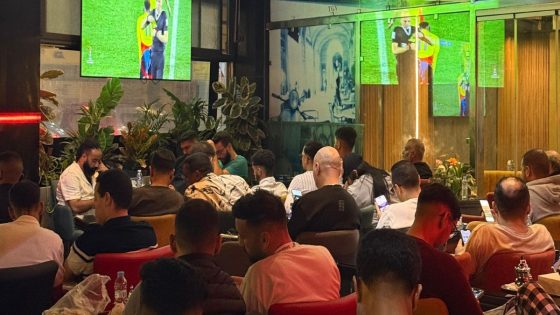 مشجعون يقصدون المقاهي لمتابعة نهائي مونديال الشباب ودعم المنتخب الوطني أمام الأرجنتين- صور
