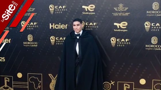 حكيمي يصل إلى حفل الكاف بـ”التروتينيت” والسلهام المغربي- فيديو