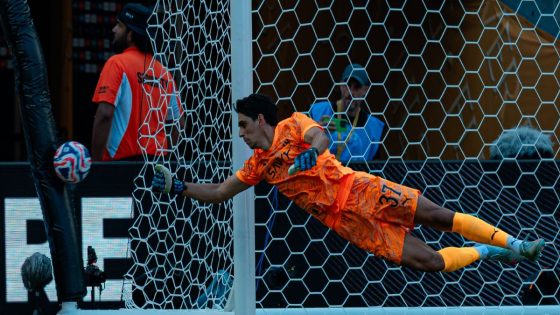 بونو خارج قائمة المنافسين على لقب أفضل حارس في 2025