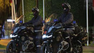 كوكبات من دراجيي القوات الخاصة يؤمنون منافسة كان 2025