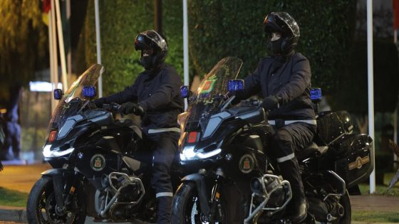 كوكبات من دراجيي القوات الخاصة يؤمنون منافسة كان 2025