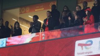 مرتديا قميص حكيمي.. مبابي يخطف الأنظار بتواجده بملعب مولاي عبد الله ودعمه للمغرب أمام مالي- فيديو