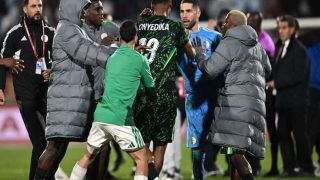 “الكاف” يصدر عقوبات ثقيلة في حق الجزائر بسبب أحداث لقاء نيجيريا