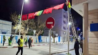 مرتيل تتزين بالأعلام المغربية والسنغالية احتفاء بخوض أسود الأطلس لمباراة نهائي “الكان”