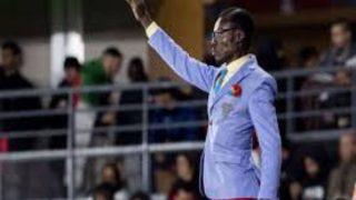 وزير الرياضة الكونغولي يهدي سيارة فاخرة للمشجع “لومومبا” -صورة