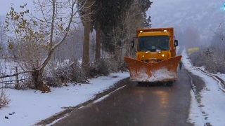 الثلوج تشل 2435 كلم من الطرق والحكومة تنجد 832 عاملا و360 آلية لفك العزلة