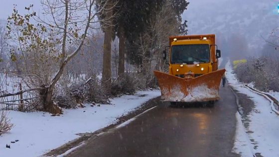 الثلوج تشل 2435 كلم من الطرق والحكومة تنجد 832 عاملا و360 آلية لفك العزلة
