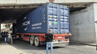 توقف حركة المرور بمعبر قنطرة عين السبع إثر تعلق شاحنة