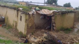 إليك الترجمة إلى اللغة العربية: وفاة مسنة إثر انهيار منزلها الطيني بضواحي تازة أو وفاة امرأة مسنة إثر انهيار منزلها الطيني في منطقة تازة أو انهيار منزل طيني يؤدي إلى وفاة مسنة قرب مدينة تازة اختر الأسلوب الذي يناسب أسلوب الكتابة المطلوب.