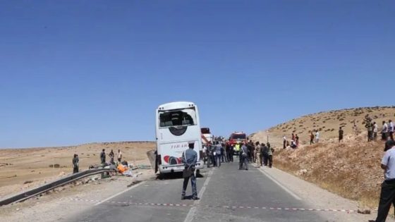 وفاة 4 من موظفي الشرطة وإصابة 26 آخرين في حادثة سير مروعة