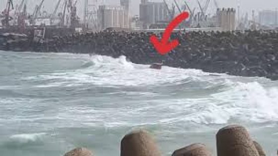 البحر يلفظ حاوية أخرى بشاطئ دار كوش بداربوعزة وإستنفار أمني كبير