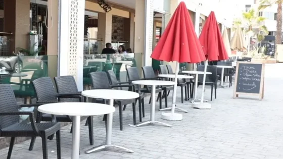 رفض أصحاب المقاهي تطبيق الساعة الإضافية في العمل