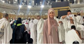 سلمى رشيد تؤدي مناسك العمرة وتشارك جمهورها بصورة