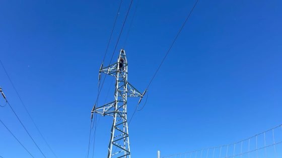 شاب يهدد بالانتحار من فوق عمود كهربائي بطنجة