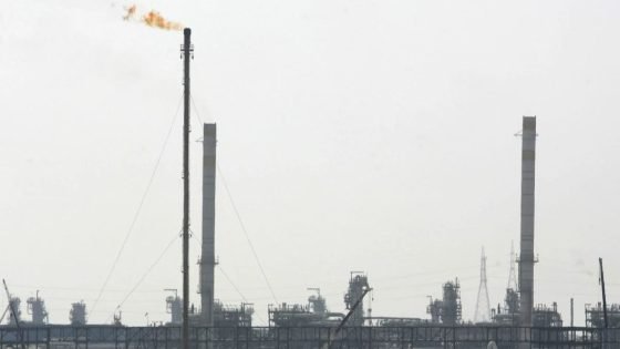 3 جرحى إثر سقوط شظايا صاروخي إيراني على منشأة غاز بالإمارات