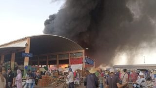 اندلاع حريق مهول بسوق الجملة للخضر والفواكه بمراكش