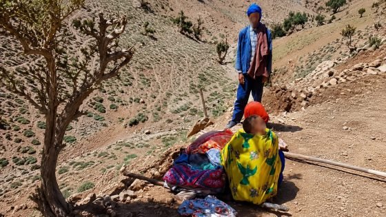 نقل سيدة حامل على “نعش تقليدي” تعمق معاناة ساكنة زاوية أحنصال
