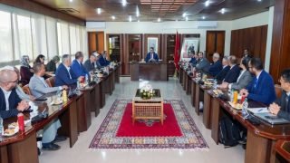 اجتماع بين الوزارة والمهنيين ينزع فتيل الأزمة بقطاع النقل الدولي