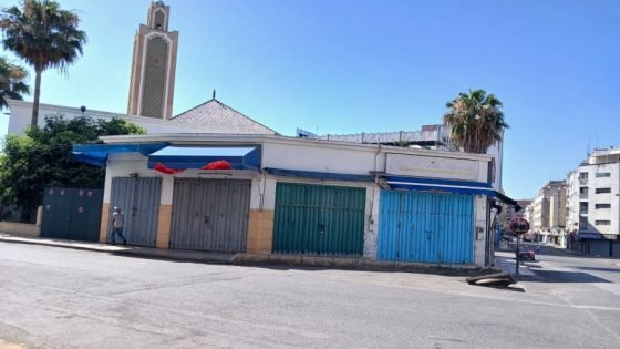 الدار البيضاء..بالوعة مكشوفة بالقرب من مسجد محمد السادس تثير استياء السكان وتهدد سلامة المارة