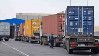 الدار البيضاء..تحذيرات مهنية من تفاقم معاناة سائقي نقل البضائع بالميناء