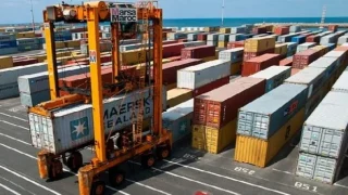 والي جهة البيضاء سطات يأمر باتخاذ إجراءات لتخفيف الاكتظاظ بميناء المدينة