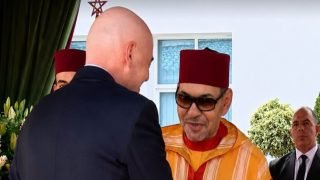 الملك يستقبل رئيس الفيفا ونجوم المنتخب المغربي