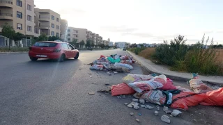 تراكم مخلفات البناء يحول محيط قصبة أمين وفرح السلام بالحي الحسني إلى نقطة سوداء